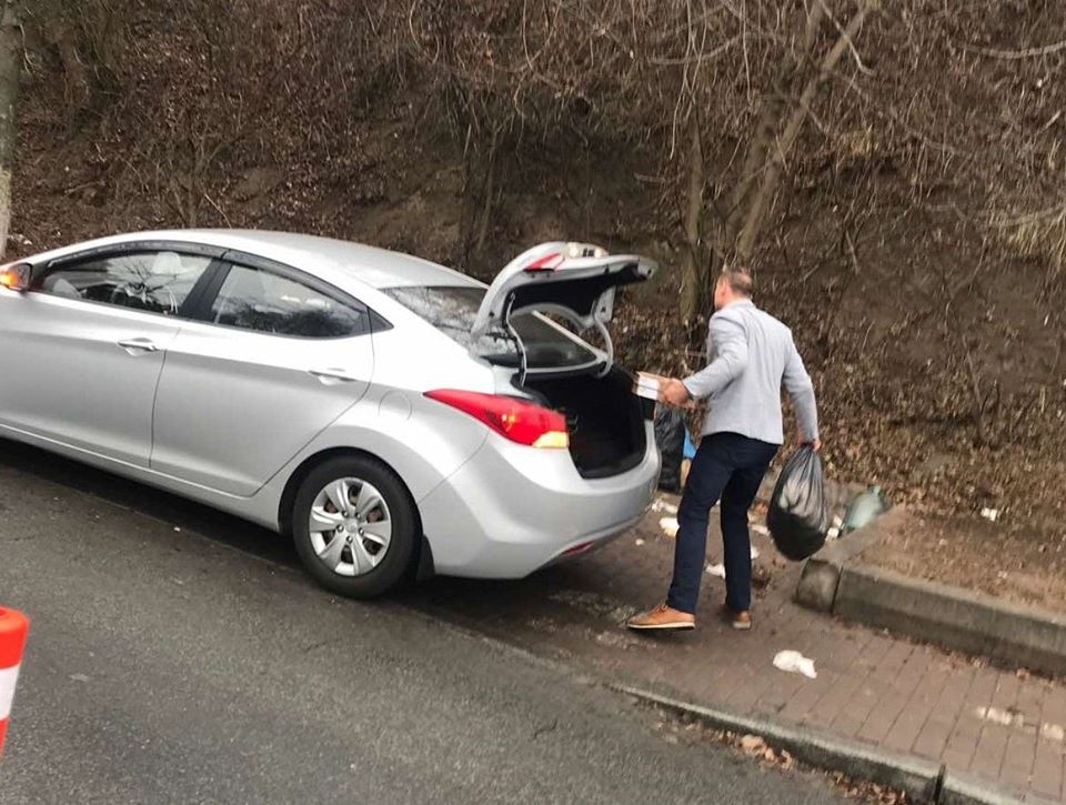 Мужчина выбрасывал мусор на тротуар на улице Добровольчских батальонов. Фото: facebook.com/Kyivcomunservice dqxikeidqxiqqeant