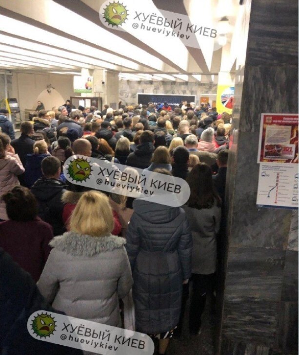 Разъяренные пассажиры устроили погром в подземке Киева: в метрополитене рассказали подробности dqxikeidqxiqqeant