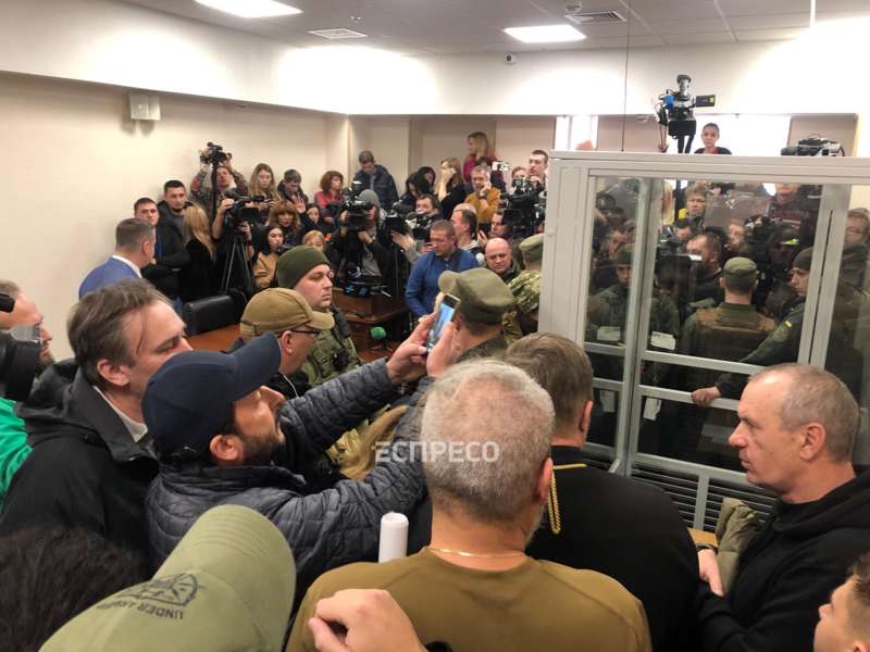 Судове засідання щодо запобіжного заходу для Кузьменко перенесли, у залі суду – штовханина dqxikeidqxitkant