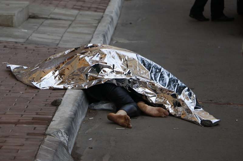 Бездыханное тело около дома обнаружили прохожие