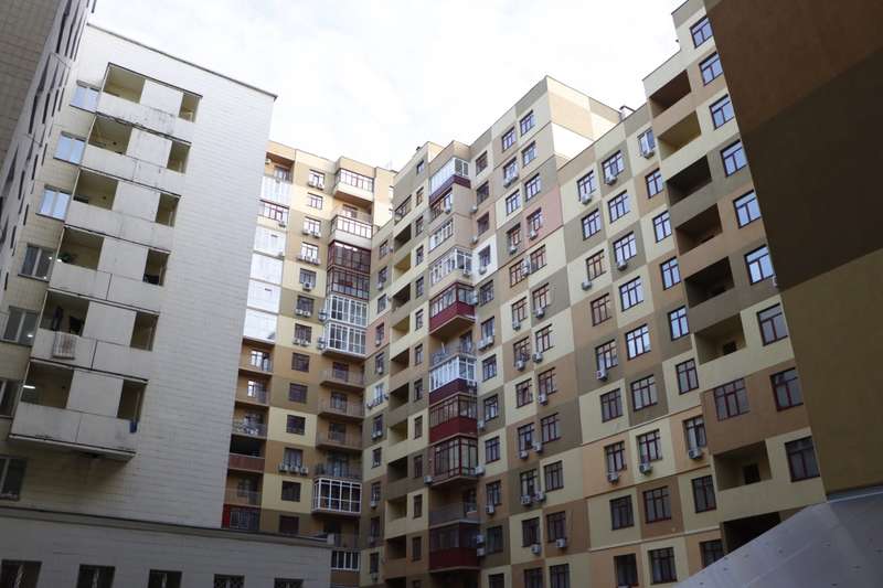 На общем балконе каждого этажа установлены камеры