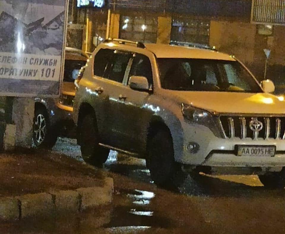 "Юзик" по-хамски припарковался в Кривом Роге dqxikeidqxiqqeant