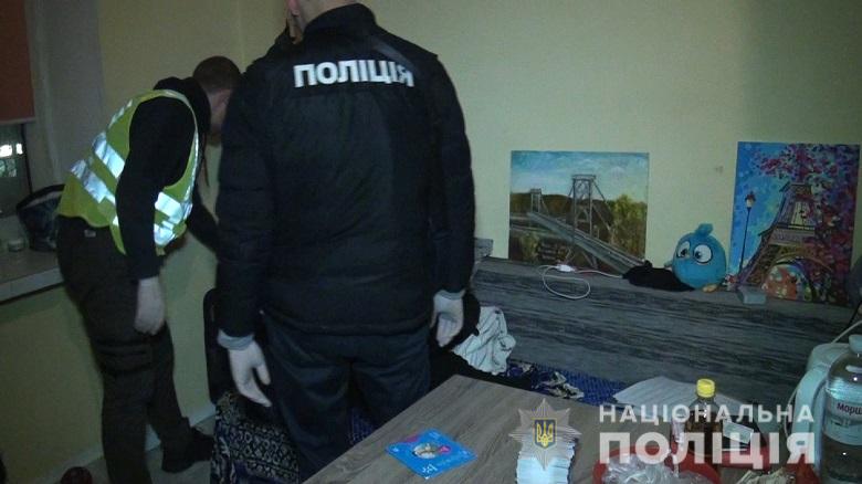 На Печерске обнаружили бордель под видом массажного салона. Фото: kyiv.npu.gov.ua