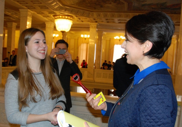 В кулуарах Верховной Рады общественные активисты вручили Лилии Гриневич открывашку как символ того, что возглавляемый ею комитет является одним из самых открытых в нынешнем парламенте dqxikeidqxiqqeant