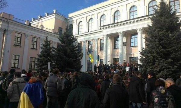 21 февраля 2014 года студенты занимают помещение Министерства образования и науки Украины. В результате недельных прений с устанавливавшейся тогда властью, активисты добились от нового министра Сергея Квита, чтобы закон ’’О высшем образовании’’ был принят. В оккупированном министерстве студентам удалось пообщаться и с Лилией Гриневич, которая все же в результате не пошла на пост главы МОН, а осталась главой комитета главного законодательного органа. Парламент окончательно одобрил закон, который так отстаивала общественность, в июле 2015-го.