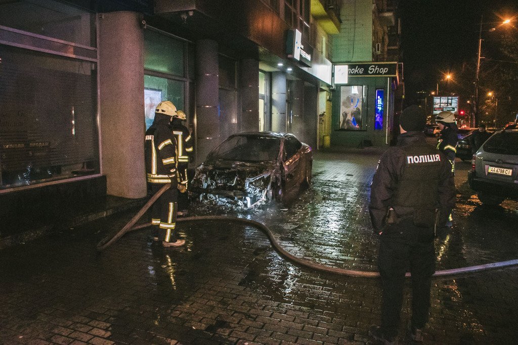 В центре Киева 4 января сгорел припаркованный автомобиль Peugeot dqxikeidqxiqqeant