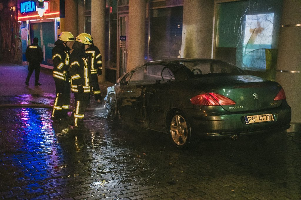 Огонь разбил окна банка и покрыл копотью балконы дома