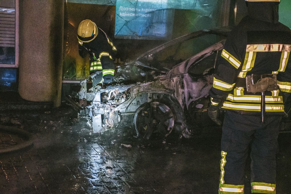 Огонь разбил окна банка и покрыл копотью балконы дома