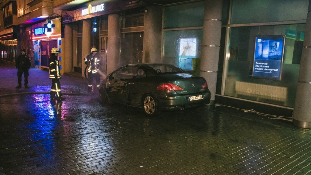 В центре Киева 4 января сгорел припаркованный автомобиль Peugeot