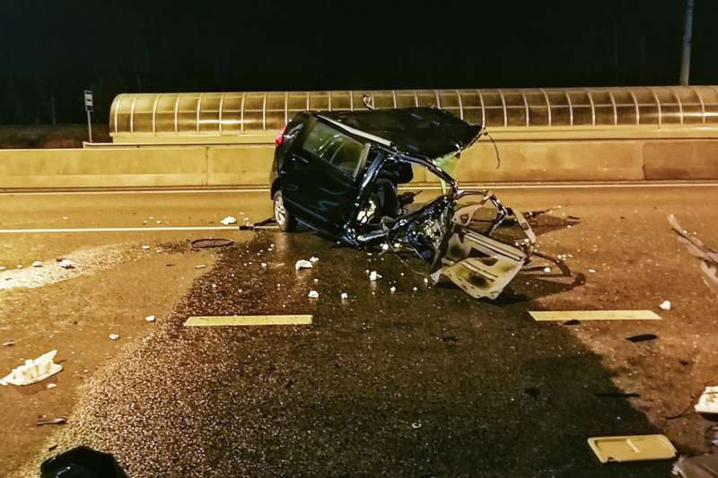 Обломки авто разбросало по дороге