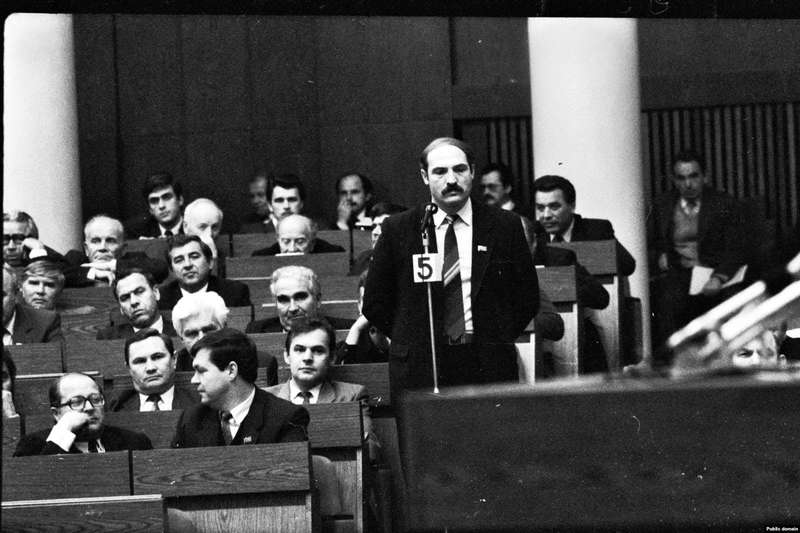 Депутат Александр Лукашенко в Овальном зале Верховного совета, 1991 год. Фото: Владимир Сапогов dqxikeidqxiqqeant