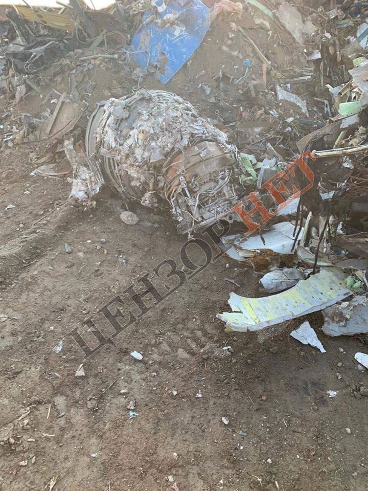 На изображении может находиться: обувь и на улице dqxikeidqxitkant