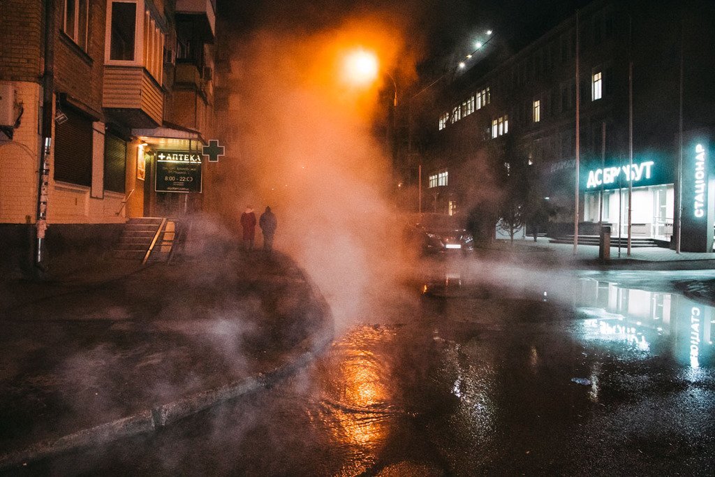 В Киеве прорвало еще одну трубу: кипяток залил всю улицу dqxikeidqxitkant