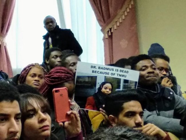 Иностранные студенты устроили протест из-за смерти шестикурсницы медуниверситета в Тернополе - требуют либерализации условий обучения 01 Иностранные студенты устроили протест из-за смерти шестикурсницы медуниверситета в Тернополе - требуют либерализации условий обучения 01 dqxikeidqxiqqeant