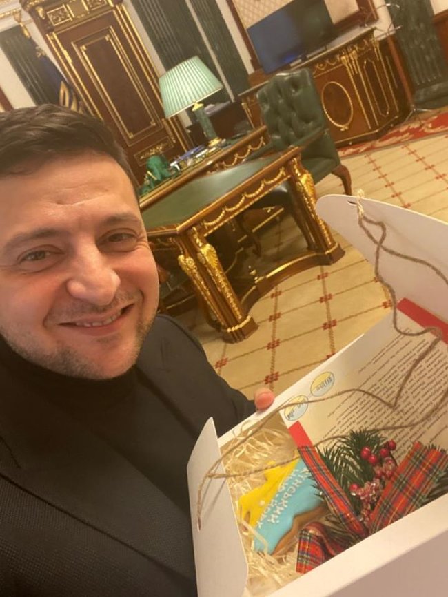 Зеленский похвастался пряником от детей Донбасса 01 Зеленский похвастался пряником от детей Донбасса 01 dqxikeidqxiqqeant