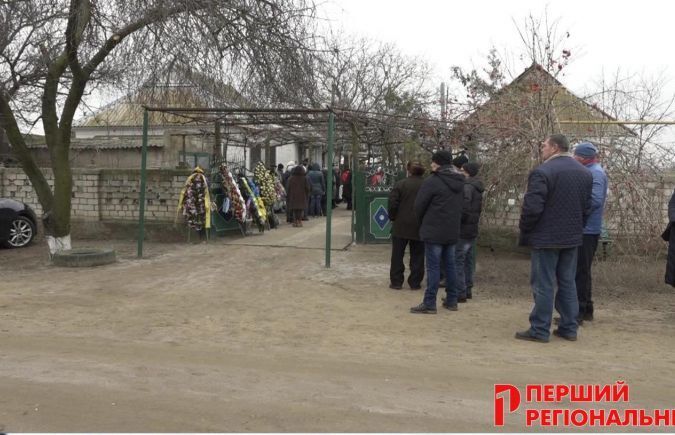 Люди пришли проститься со стюардессой с цветами и венками