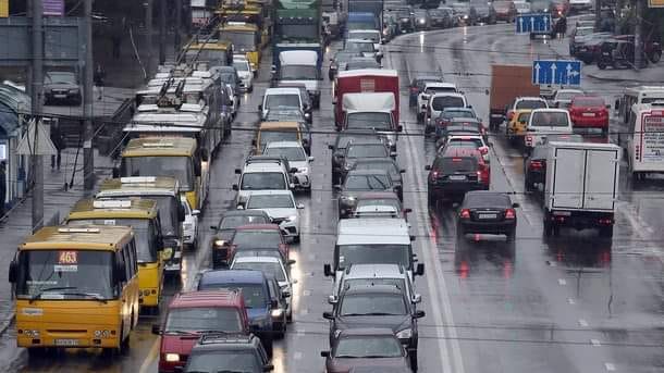 На изображении может находиться: автомобиль и на улице