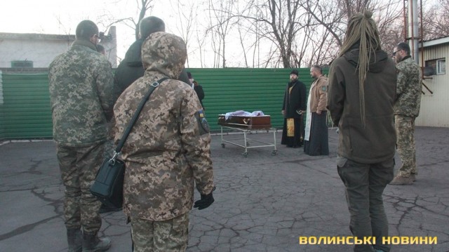 Побратимы попрощались с погибшим украинским воином Николаем Сорочуком в Мариуполе 05
