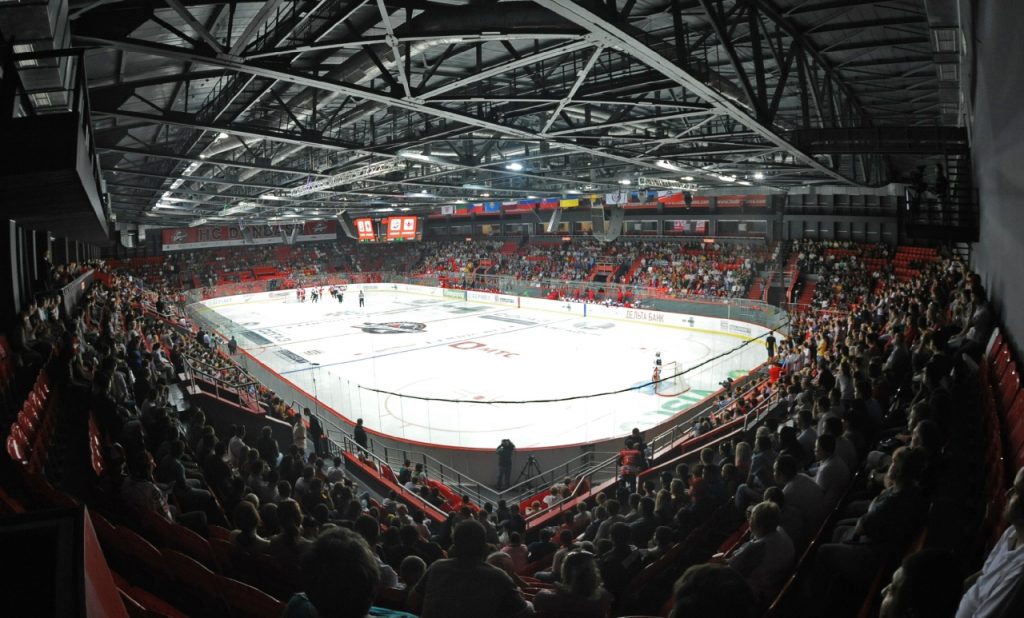 Донецкая "Дружба": вместо хоккея – пыточные подвалы, комендантский час и беспросветная нищета. ВИДЕО