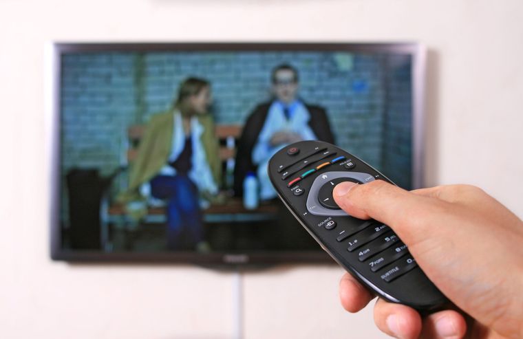 Через кодування супутникового сигналу з 28 січня 23 телеканали стануть платними. Медіагрупи закликають глядачів, що користуються супутником, купувати нові телевізійні тюнери