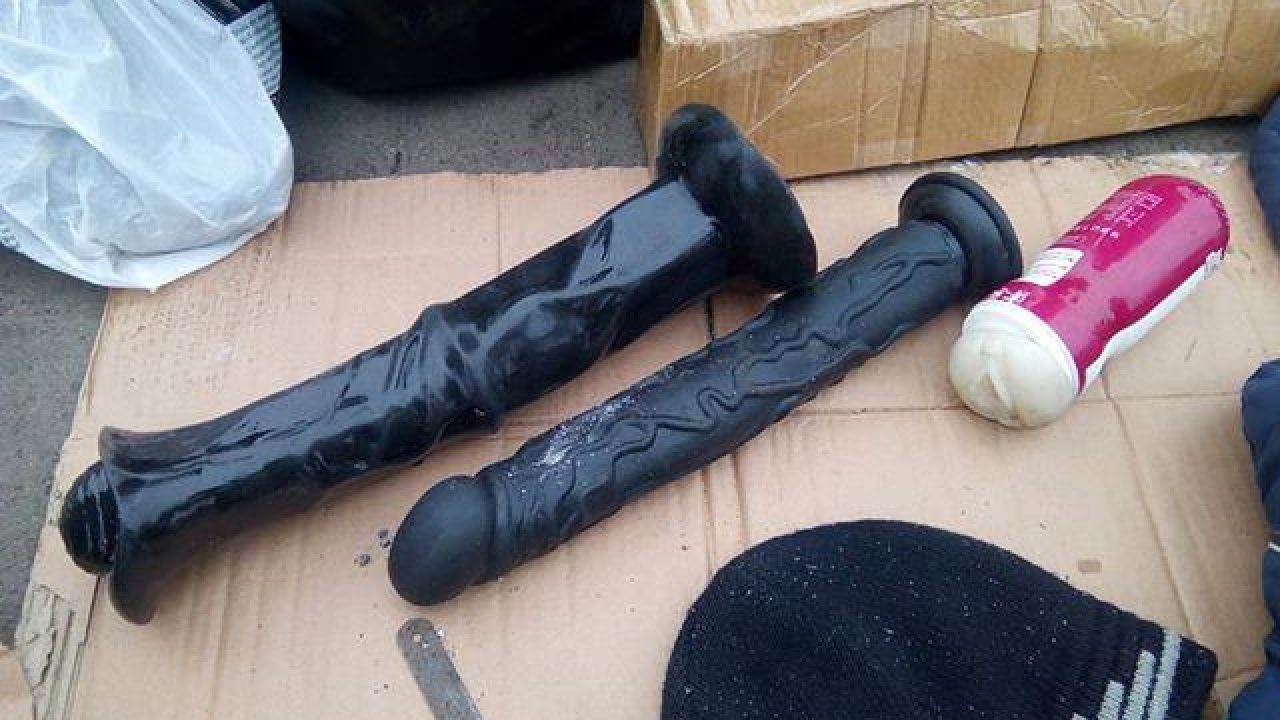 На Черкащині діти билися фалоімітаторами, які знайшли в секонд-хенді (відео)