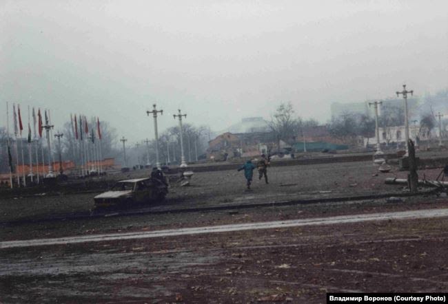 Фотография Владимира Воронова, сделанная как раз из того самого окна, где, по фейку, должны были висеть "распятые" dqxikeidqxiqqeant