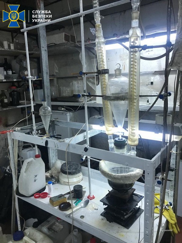 В Обухове ликвидирована крупная нарколаборатория, организованная бывшими полицейскими, - СБУ 03 В Обухове ликвидирована крупная нарколаборатория, организованная бывшими полицейскими, - СБУ 03