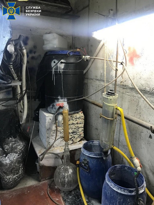 В Обухове ликвидирована крупная нарколаборатория, организованная бывшими полицейскими, - СБУ 04 В Обухове ликвидирована крупная нарколаборатория, организованная бывшими полицейскими, - СБУ 04