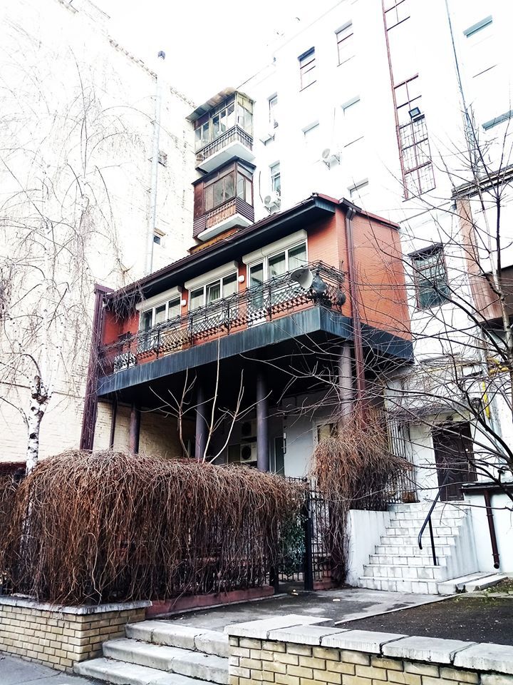 "Царь-балкон" на улице Саксаганского в Киеве dqxikeidqxiqqeant