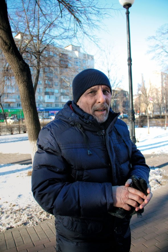 Костянтин ІЛЬЧЕНКО, 60 років, підприємець, громадський діяч. Народився 18 серпня 1959 року в Свердловську, зараз – Довжанськ Луганської області. Батько – шахтар, мати – вчителька російської й української мов. Закінчив торговельний технікум. ”У дитинстві був затятим барабанщиком. Хотів вступити до музичного училища. Батьки були проти й запроторили до торговельного”. Працював директором магазину. ”Але мені було нецікаво. Поїхав за романтикою на північ Росії. Запропонували стати директором універмагу. Але мені хотілося адреналіну. І пішов помічником прохідника на уранових копальнях. Працював там два роки”. 1986-го закінчив Донецький державний університет економіки й торгівлі за спеціальністю ”товарознавець вищої категорії”. Працював гірником. З 1992-го займався бізнесом. За чотири роки взяв в оренду шахту ”Майська” в Довжанську. 2015-го добровольцем пішов воювати на Донбас. Рік очолював військово-цивільну адміністрацію міста Золоте та селища Катеринівка на Луганщині. Улюблена страва – вівсянка. Зараз читає ”Розмови з Богом” американського письменника Ніла Дональда Волша. ”Не люблю дивитися фільми про теперішню війну, боюся побачити там кіно”. У шлюбі. Живе в Києві dqxikeidqxitkant