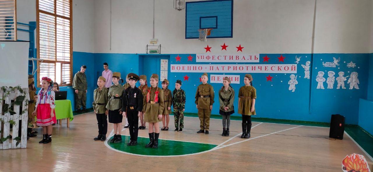 Оккупанты одели детей в военную форму dqxikeidqxiqqeant