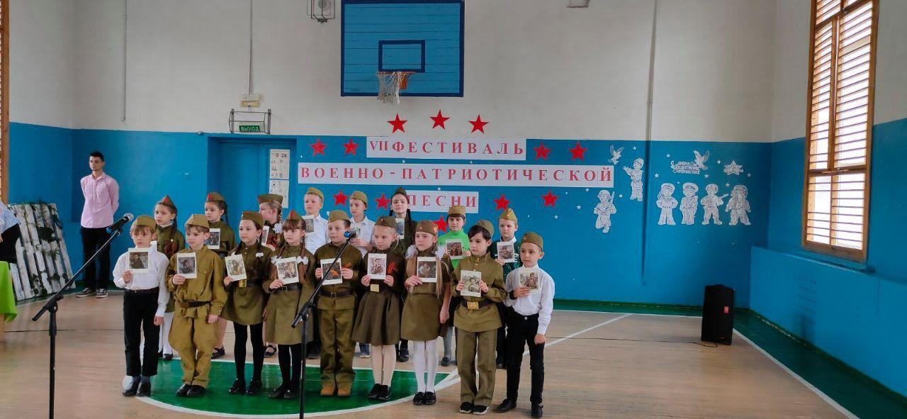 Оккупанты одели детей в военную форму