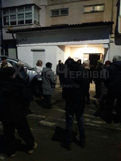 Коронавирус в Черновцах: местные жители устроили бунт под домом больного