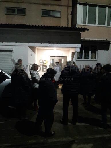 Коронавирус в Черновцах: местные жители устроили бунт под домом больного