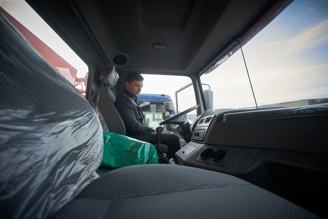 Зеленский посидел за рулем КрАЗа 02 Зеленский посидел за рулем КрАЗа 02