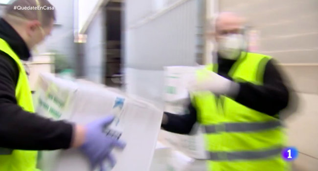 Испанский телеканал показал разгрузку респираторов из Украины 02 Испанский телеканал показал разгрузку респираторов из Украины 02