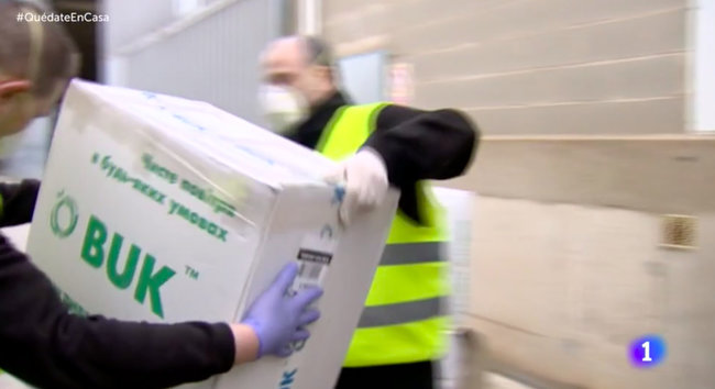 Испанский телеканал показал разгрузку респираторов из Украины 03 Испанский телеканал показал разгрузку респираторов из Украины 03