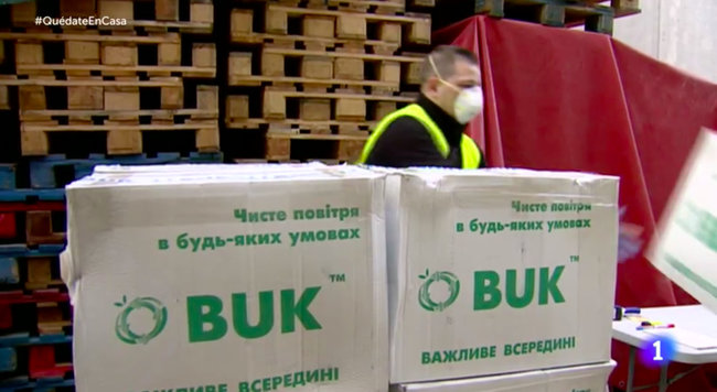 Испанский телеканал показал разгрузку респираторов из Украины 04 Испанский телеканал показал разгрузку респираторов из Украины 04