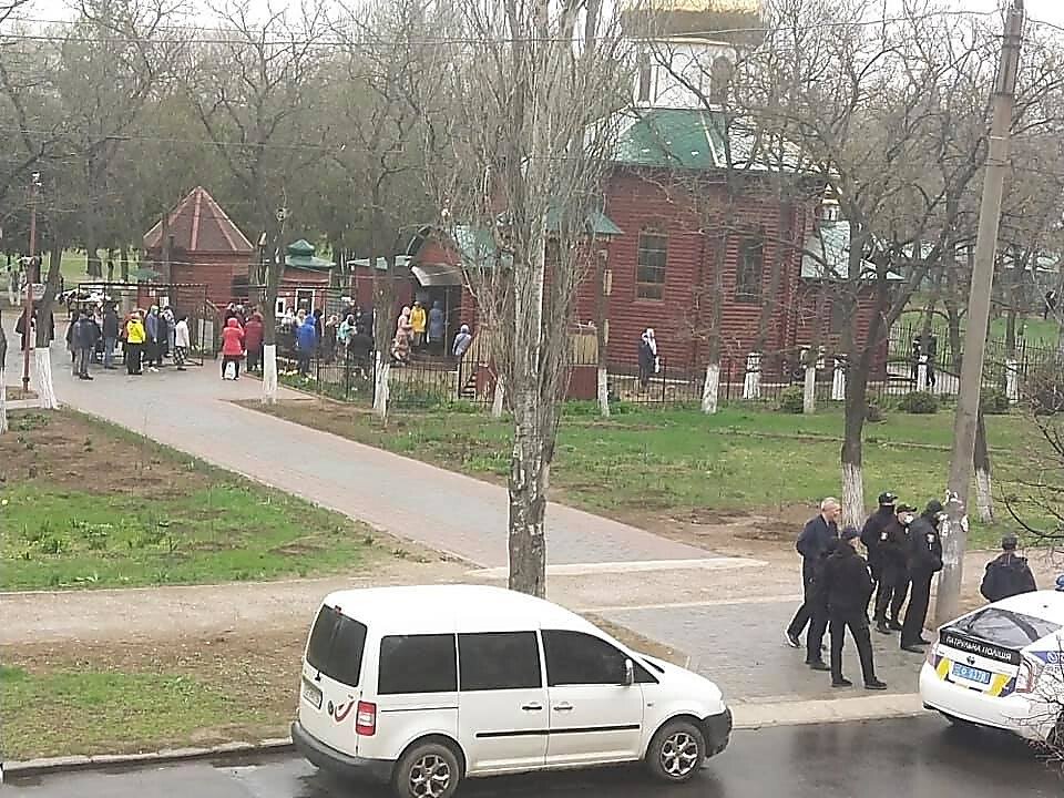 Украинцы собираются в церквях, грубо нарушая карантин: возмутительные фото dqxikeidqxitkant