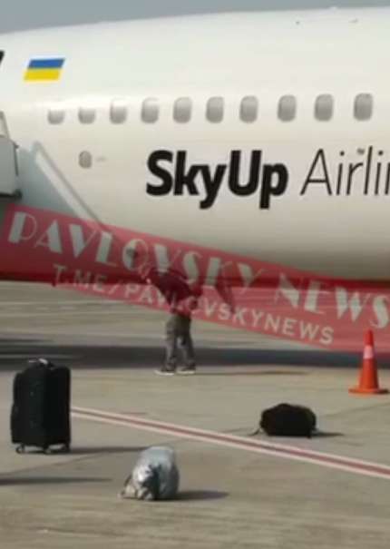 Несогласный на обсервацию украинец опорожнился под самолетом Доха-Киев. Видео dqxikeidqxiqxxant