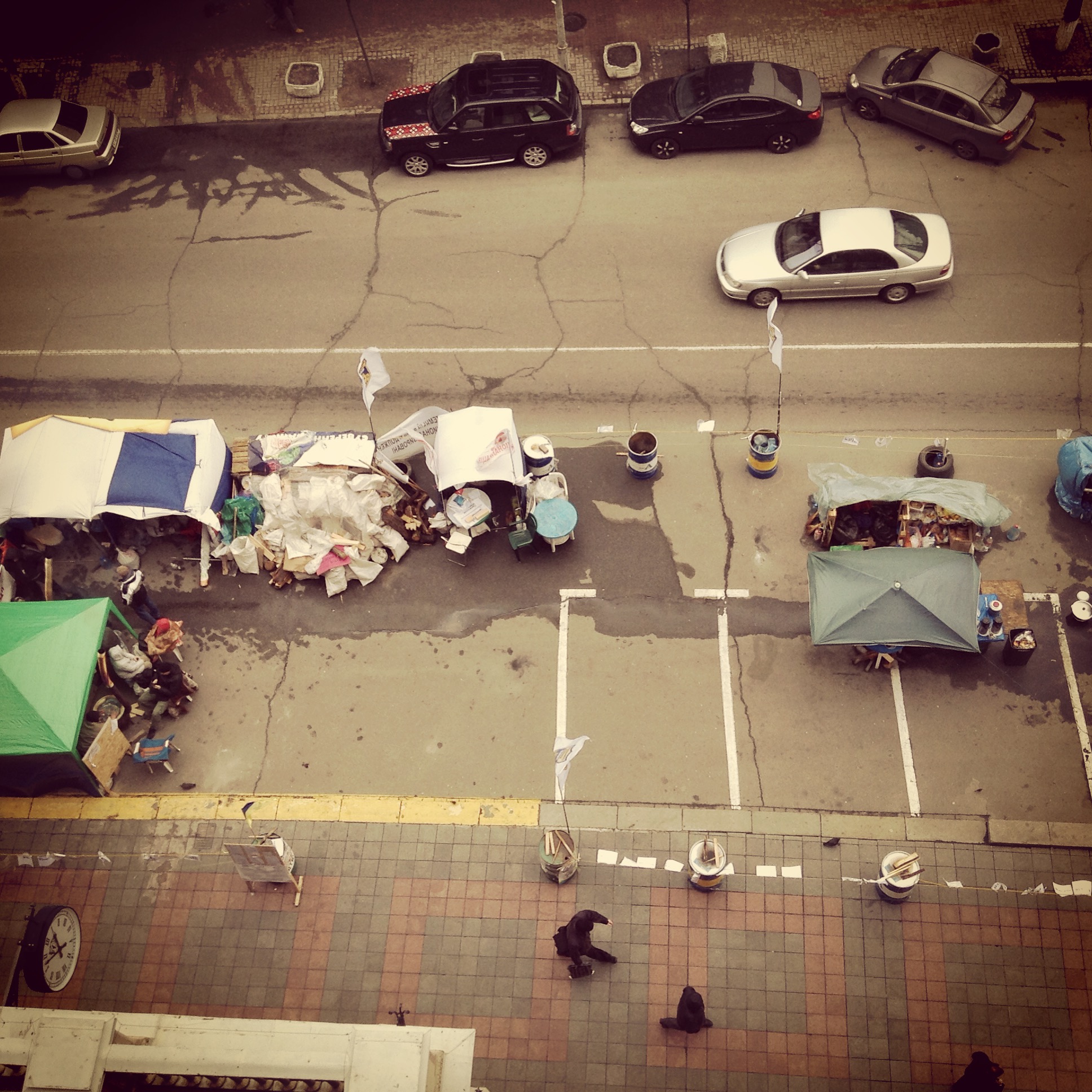 Вид из окна главы Нацбанка. В палатках скучают валютные заемщики