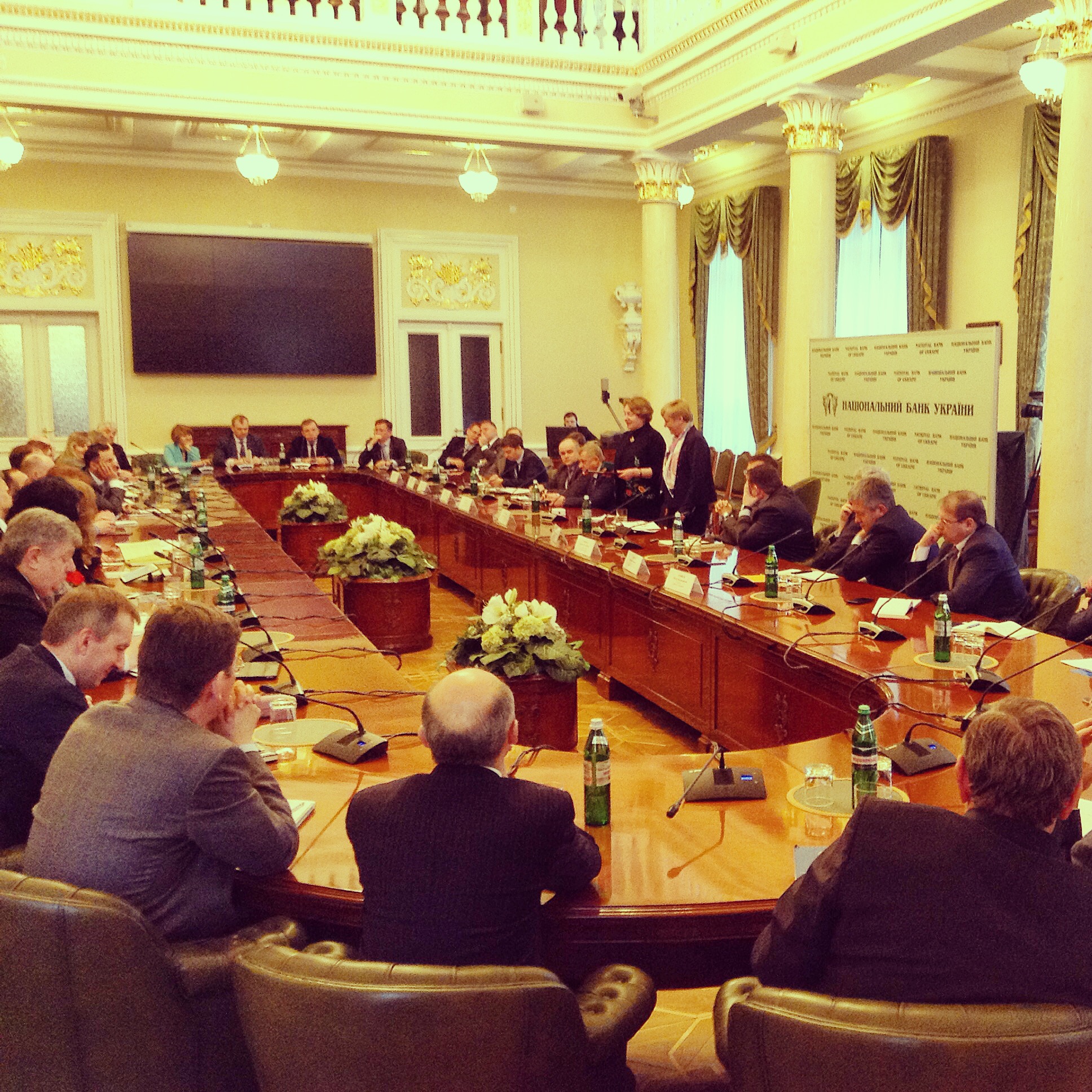 Встреча с банкирами. Гонтарева награждает Евгению Чемерис Встреча с банкирами. Гонтарева награждает Евгению Чемерис