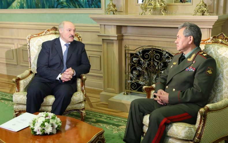 В 2015 году на белорусской территории может появиться новая российская военная авиабаза. На ней будут размещаться 24 самолета СУ-27 СМ3, способные нести ракетно-бомбовое вооружение и наносить удары по наземным целям в радиусе полутора тысяч километров от аэродрома. Об этом было заявлено на встрече Александра Лукашенко и министра обороны России Сергей Шойгу. Фото сайта "NewsBalt" dqxikeidqxiqxxant