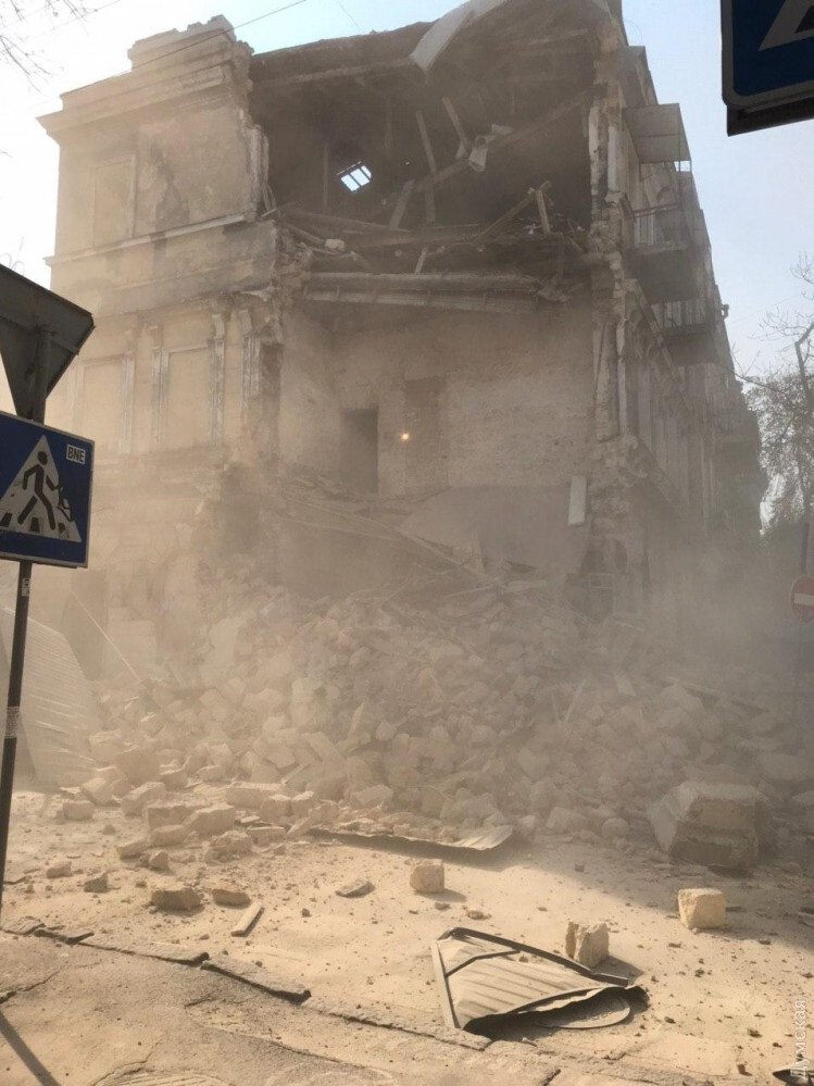 В центре Одессы обрушилась часть старинного дома dqxikeidqxiqqeant