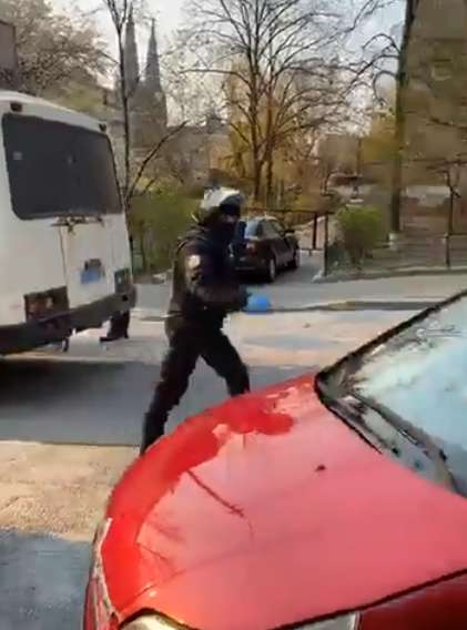 В Киеве полицейские жестоко задержали девушку за нарушение карантина dqxikeidqxiqqeant