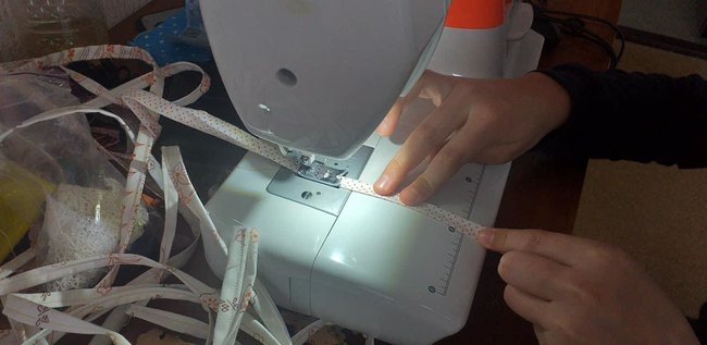 11-летняя школьница с Харьковщины пошила и бесплатно раздала 2000 масок 02 11-летняя школьница с Харьковщины пошила и бесплатно раздала 2000 масок 02