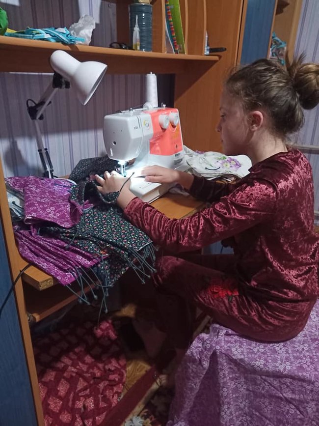11-летняя школьница с Харьковщины пошила и бесплатно раздала 2000 масок 03 11-летняя школьница с Харьковщины пошила и бесплатно раздала 2000 масок 03