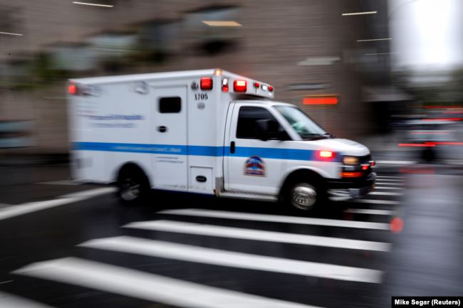Машина скорой помощи на улице в Нью-Йорке, 13 апреля 2020 года