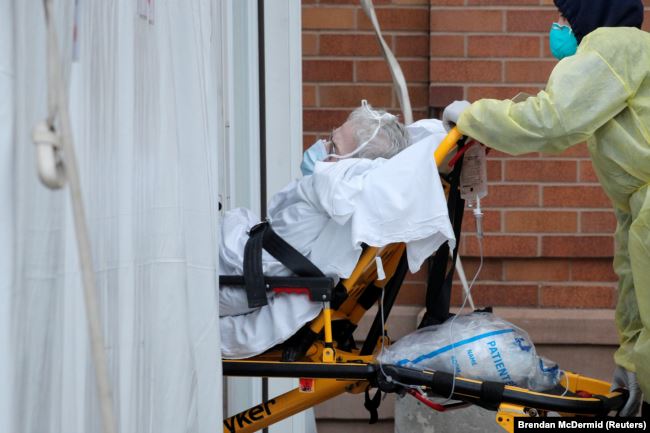 Нью-Йорк, Бруклин, врачи везут пациента с COVID-19 в отделение интенсивной терапии, 14 апреля 2020 года