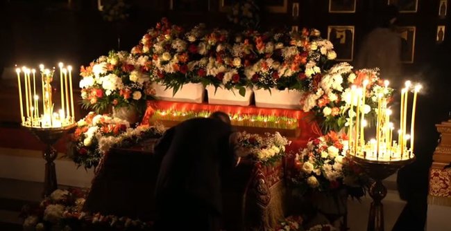 Без масок и дистанции: в Святогорской Лавре собралась толпа прихожан вопреки карантину 05 Без масок и дистанции: в Святогорской Лавре собралась толпа прихожан вопреки карантину 05